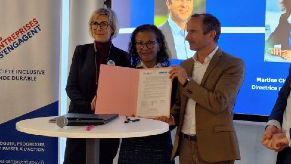 Photo de la signature du protocole de coopération pour l'emploi et le recrutement entre la CCI Nantes St-Nazaire et France Travail