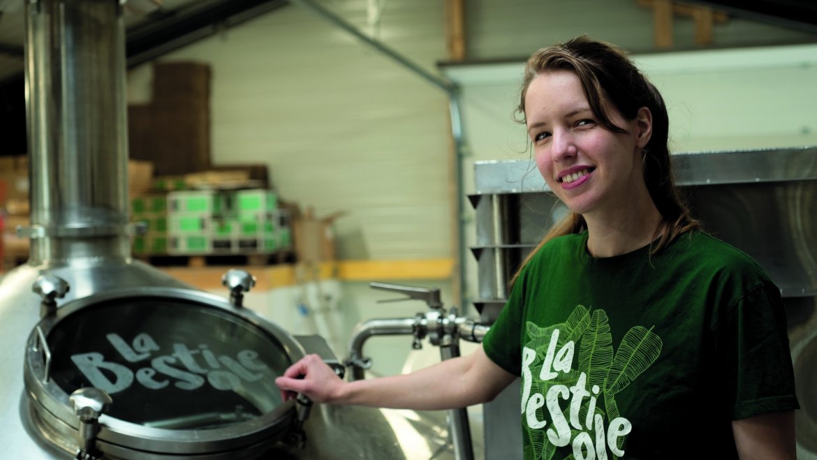 La dirigeante de la Brasserie La Bestiole, Agathe Franz, devant une cuve de bière artisanale