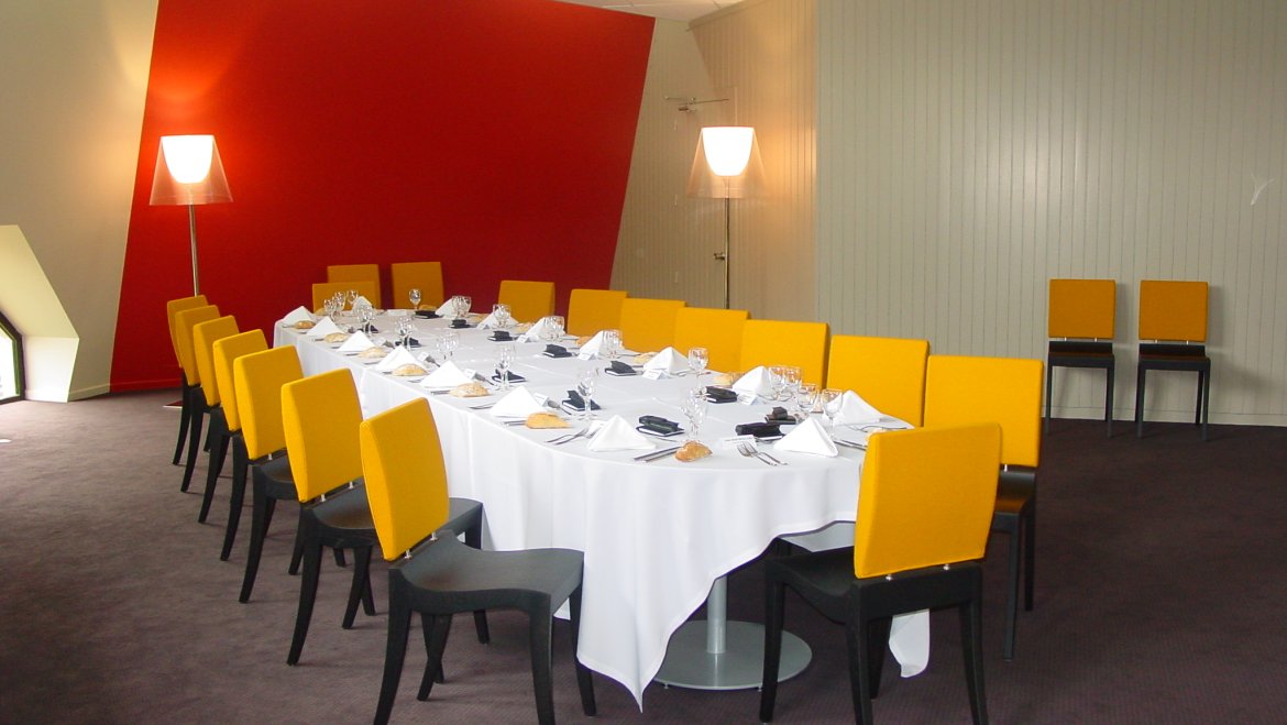 salle de restaurant avec une longue table rectangulaire