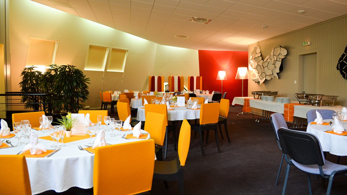 salle de restaurant avec plusieurs tables rondes