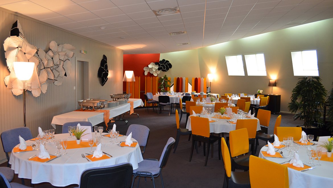 salle de restaurant avec plusieurs tables rondes