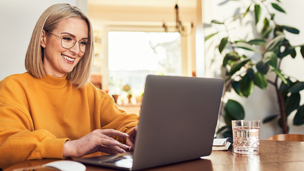 Femme en télétravail devant un ordinateur