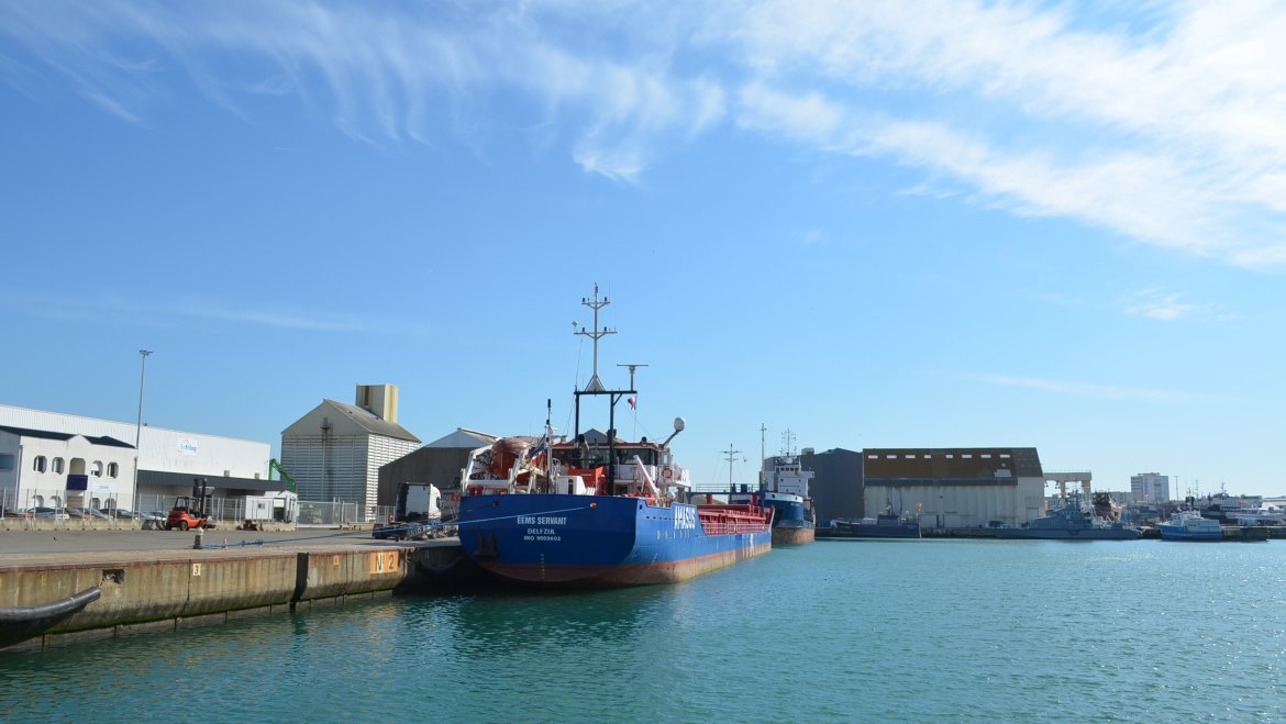 bateau dans le port de commerce des Sables d'Olonne