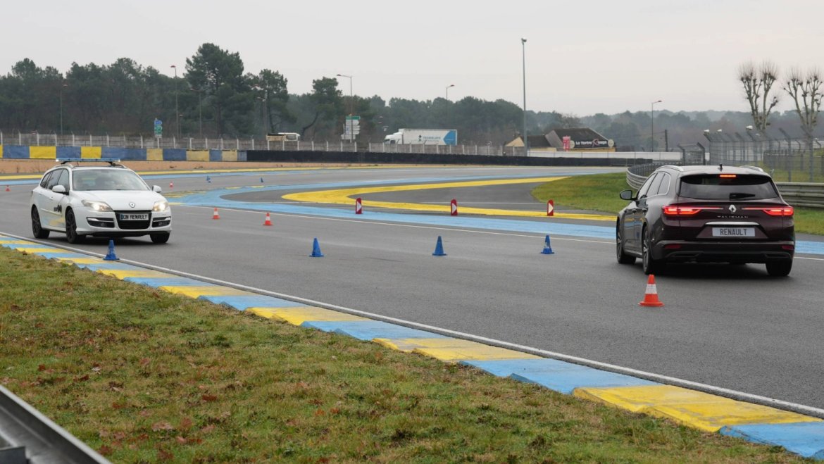Les futurs ambulanciers de l'IFA en formation à la sécurité routière avec ACO Formations.