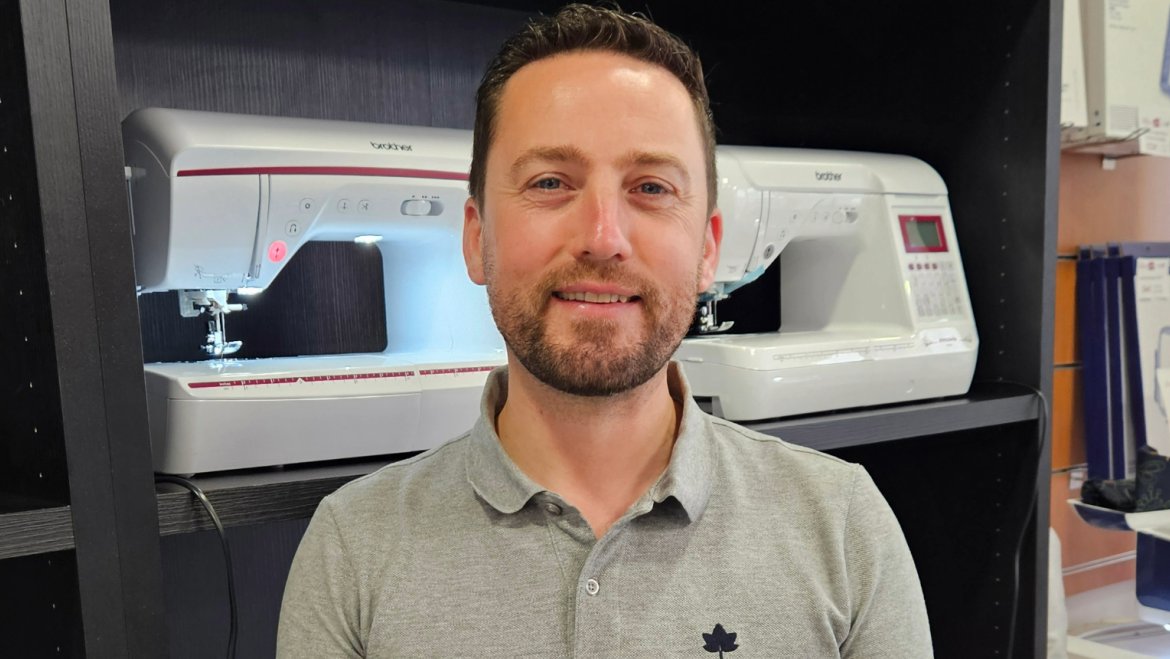 Julien Lenoir, dirigeant de Jumac Machine à Coudre au Mans.