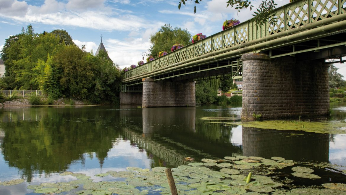 Pont sur le Loir à Luché-Pringé.