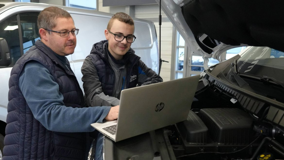 Mickaël Bouvet, chef d'atelier chez Ponthou Utilitaires, et Clément Lecomte, apprenti