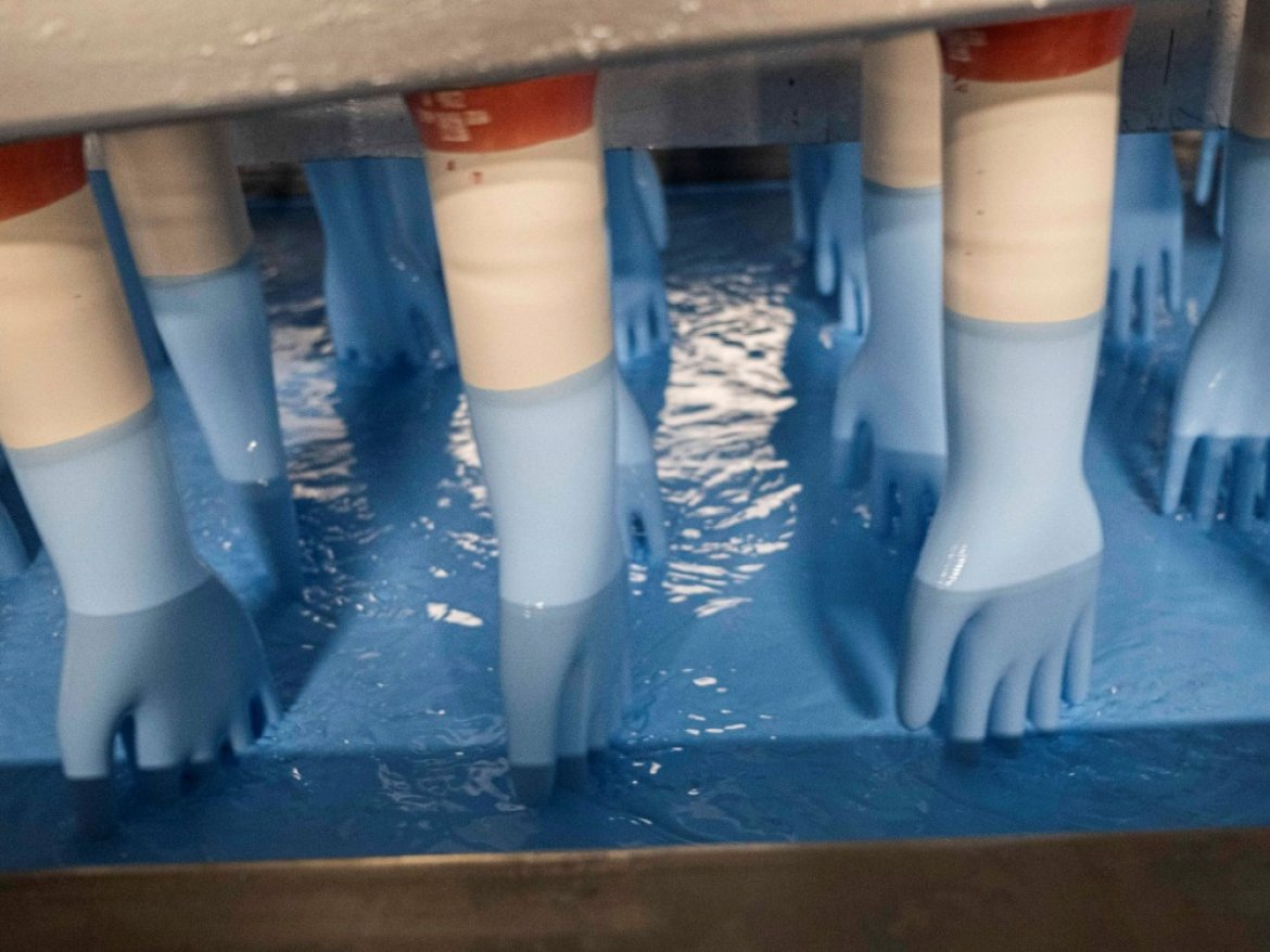 Fabrication de gants en nitrile chez Manikheir à Bessé-sur-Braye.