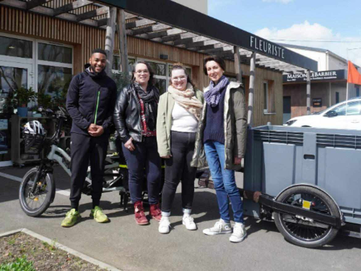 Stéphanie Galpin, responsable HSE du Groupe Funé Sphère, travaille avec Ardvina, qui récupère les déchets verts à vélo dans la boutique Anato Fleurs.