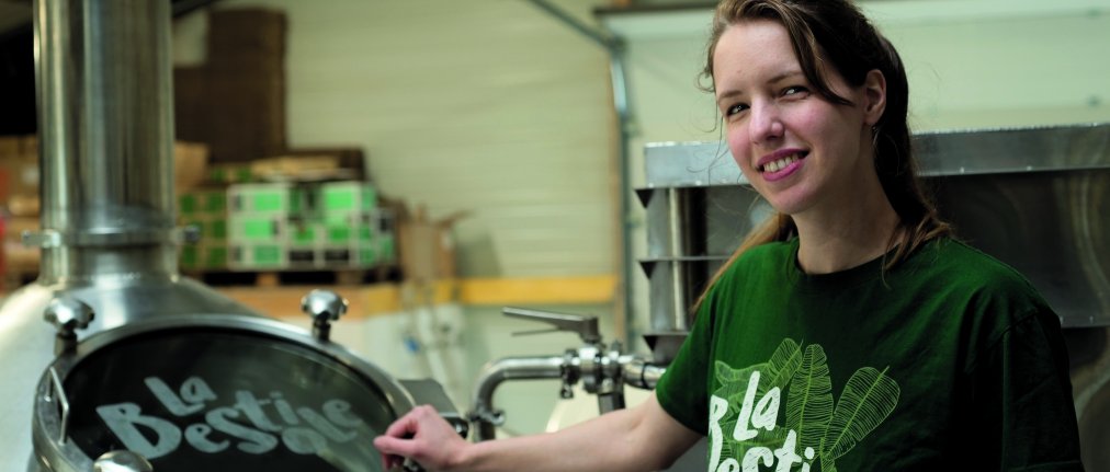 La dirigeante de la Brasserie La Bestiole, Agathe Franz, devant une cuve de bière artisanale