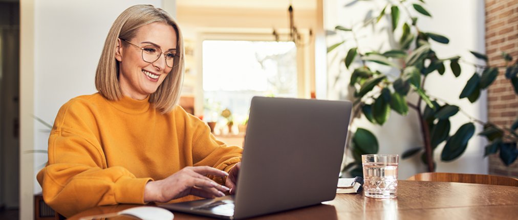 Femme en télétravail devant un ordinateur