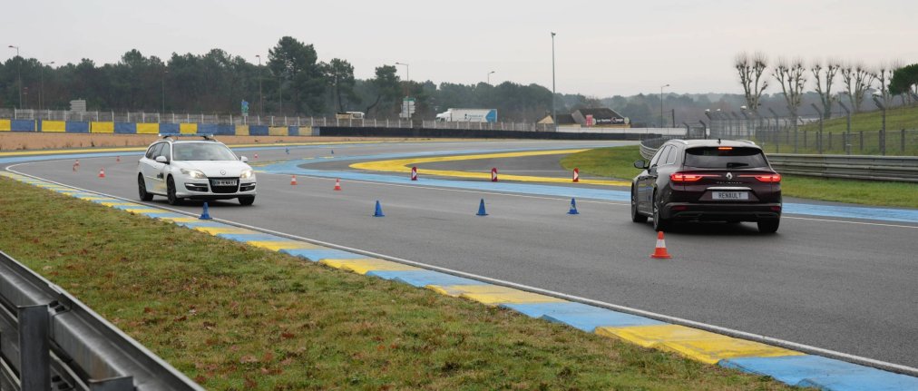 Les futurs ambulanciers de l'IFA en formation à la sécurité routière avec ACO Formations.