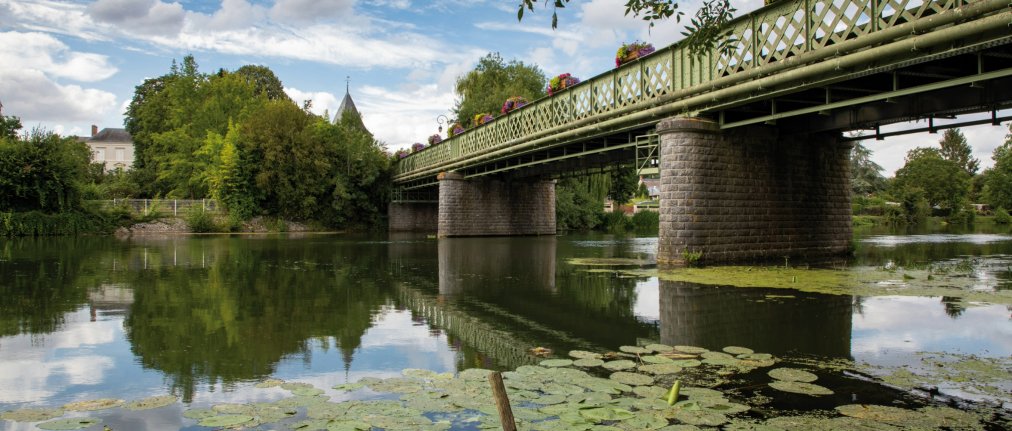 Pont sur le Loir à Luché-Pringé.