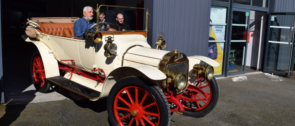 Restauration d'une Léon Bollée de 1912 par les apprentis en mécanique du CFA de la CCI Le Mans Sarthe.