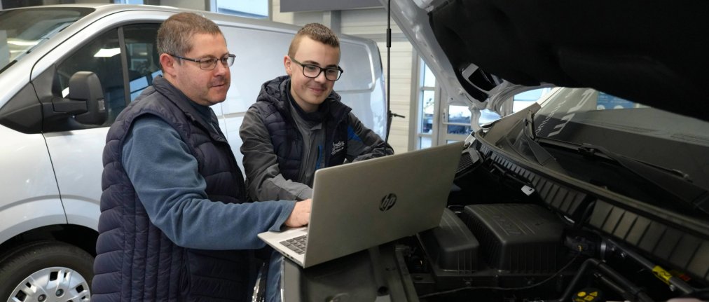 Mickaël Bouvet, chef d'atelier chez Ponthou Utilitaires, et Clément Lecomte, apprenti