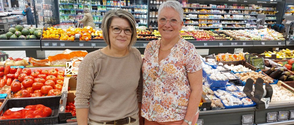 Yasmine Guet, assistante RH, et Cécile Bourillon, responsable administrative et financière au Super U de Parigné-l'Évêque.